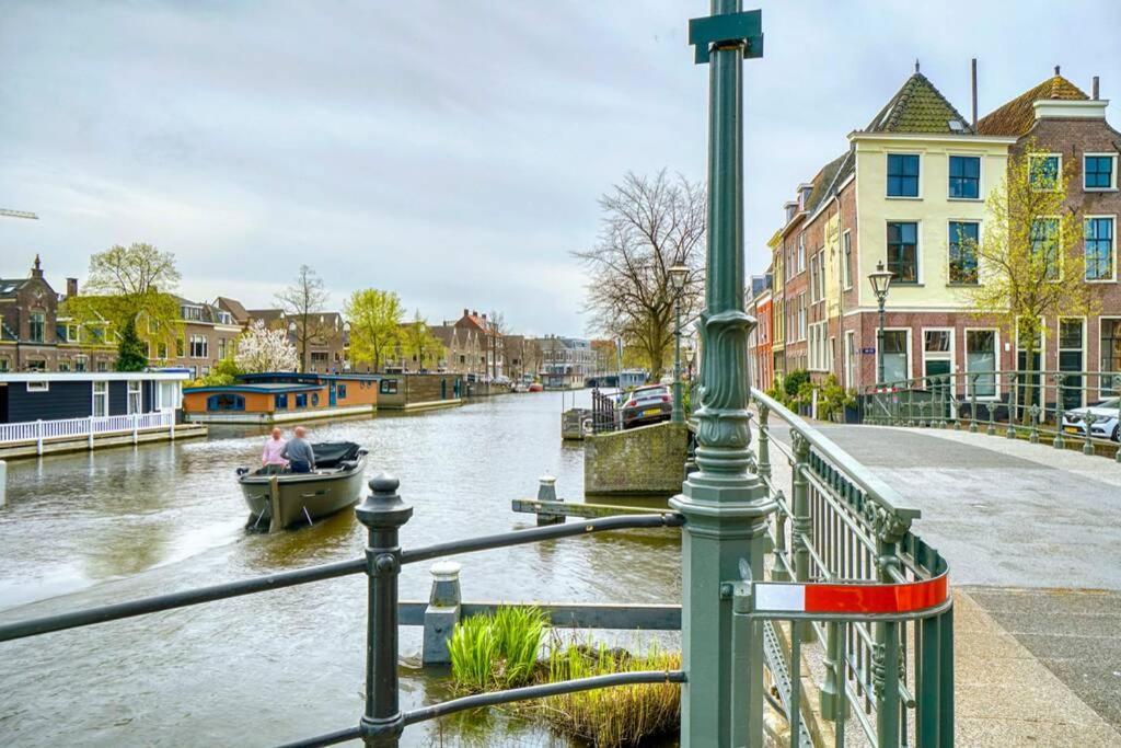 Beautiful Houseboat In The Centre Of Leiden Leyde Extérieur photo