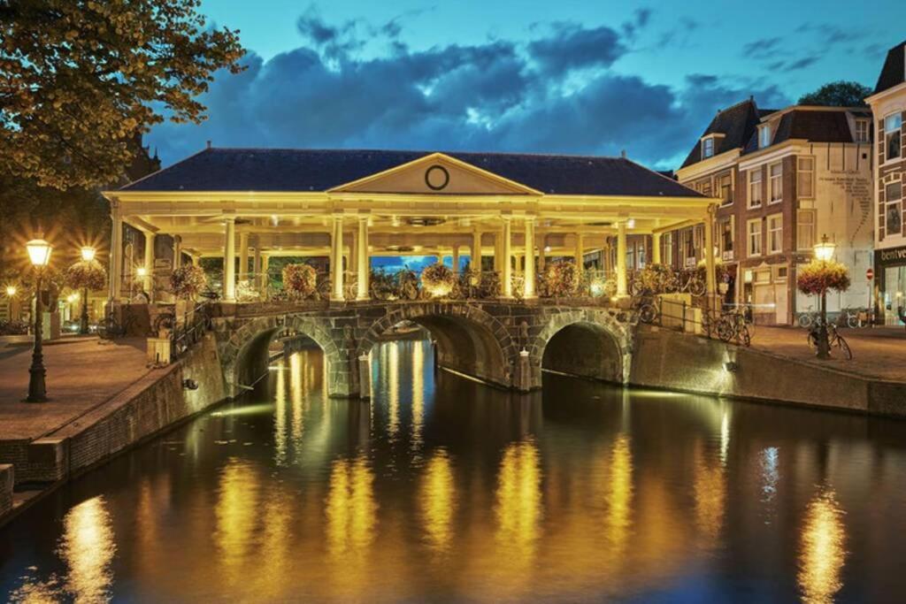 Beautiful Houseboat In The Centre Of Leiden Leyde Extérieur photo